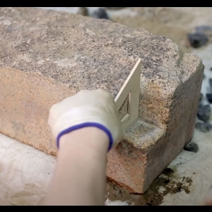 Olga Vdovina - Coin triangulaire dans du granite avec du Silex