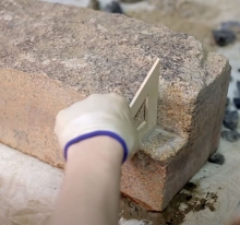 Exp : Olga Vdovina - Coin triangulaire dans du granite avec du Silex